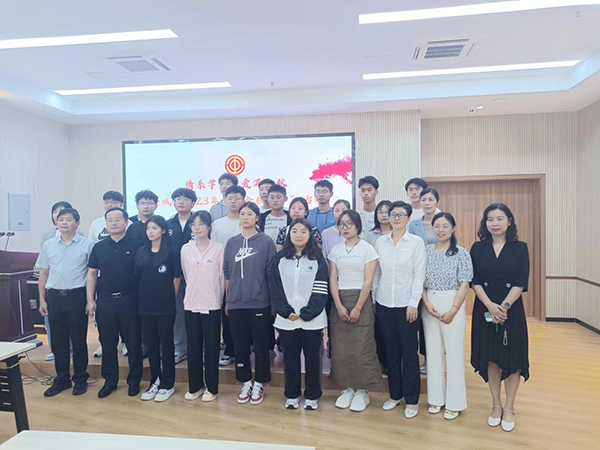 濟(jì)寧市任城區(qū)總工會(huì)開展了“金秋助學(xué)”活動(dòng)